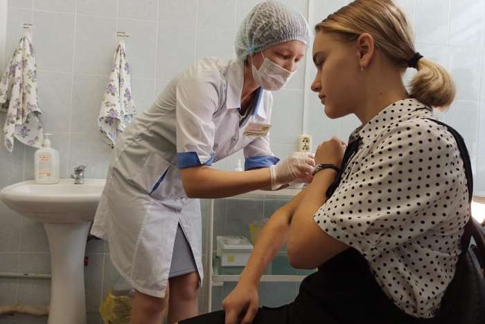 Вакцинация от гриппа: прививки получают школьники Волгоградской области