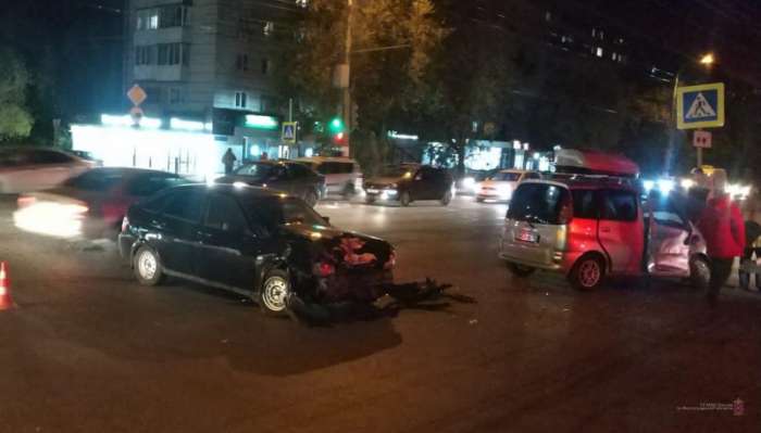 При  столкновении двух автомобилей в Волгограде пострадала пассажирка иномарки
