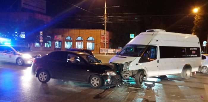 Четыре человека пострадали в ДТП с маршруткой в Волгограде