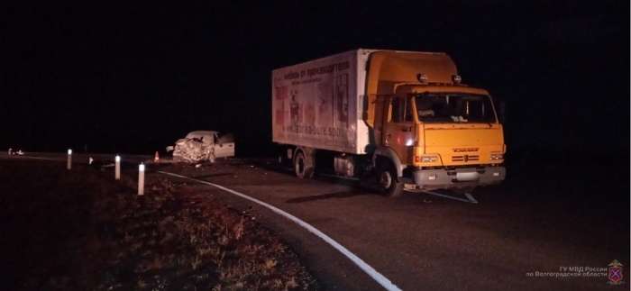 На трассе под Волгоградом  в ДТП с грузовиком погиб водитель иномарки