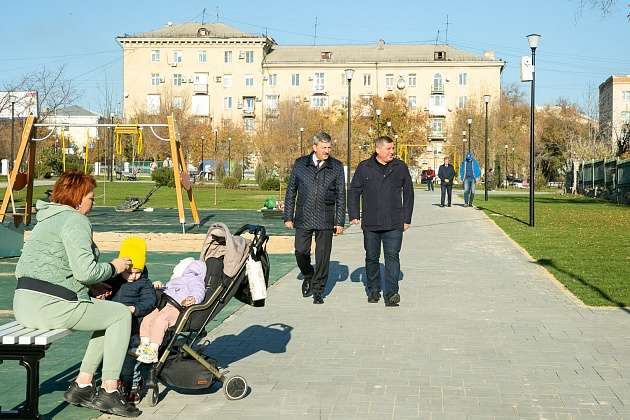 Андрей Бочаров и Владимир Марченко посетили  сквер им. 8 марта и пообщались с волгоградцами