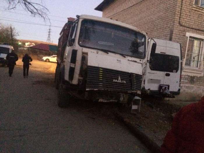 Пьяный водитель в Волгограде врезался в газовую трубу и обесточил 19 домов