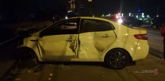 В Волгограде в аварии с тремя автомобилями пострадала женщина-водитель