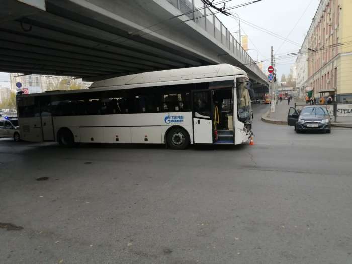 Водитель автобуса устроил аварию в Волгограде