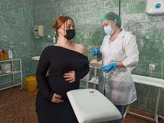 Более 1,3 тысячи будущих мам в Волгоградской области  получили защиту от COVID-19
