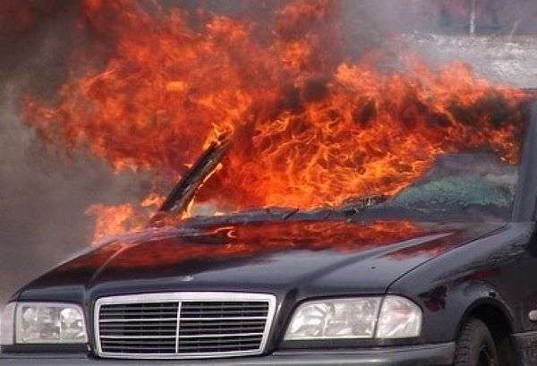 В Волгоградской области в одном районе сгорели две иномарки