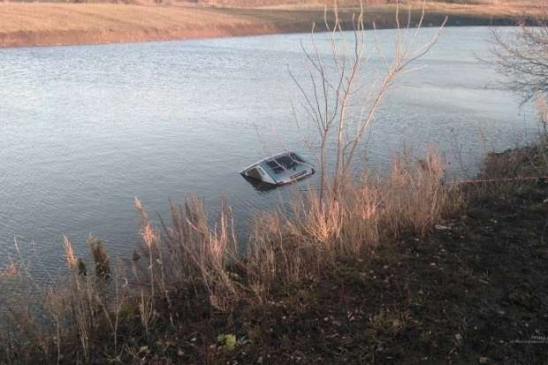 В затонувшем авто в Волгоградской области нашли тело водителя