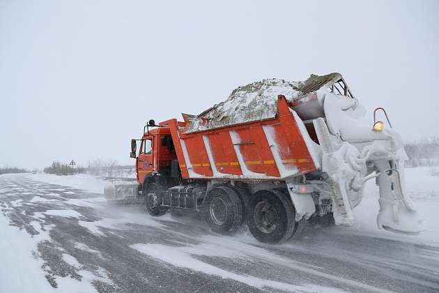 В Волгоградской области продолжается расчистка автомагистралей от снега