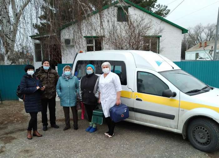 Пожилых жителей и инвалидов  волгоградского региона  доставляют на спецтранспорте на диспансеризацию и вакцинацию
