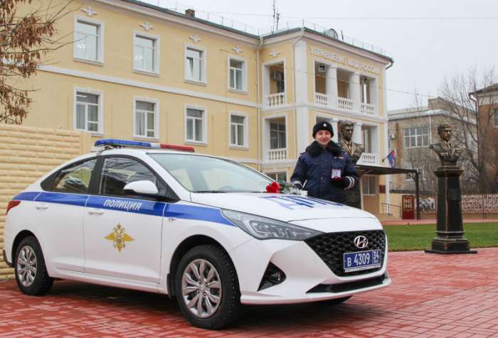 Инспектор, задержавшая в погоне нарушителя в Волжском, получила ключи от новой служебки