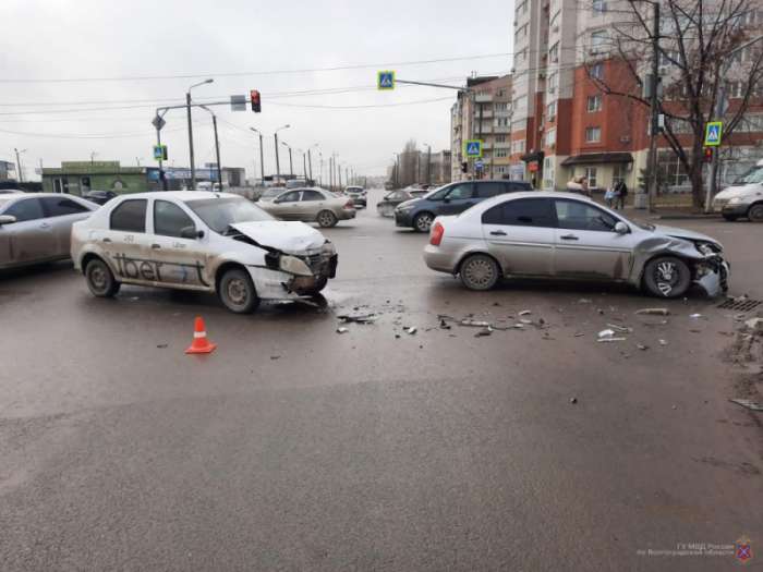 В Волгоградской области  такси попало в ДТП: пострадал  пассажир