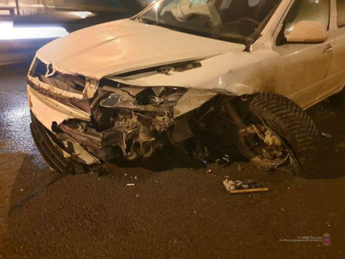 В Волжском 21-летний водитель пострадал  в ДТП с  металлическим отбойником