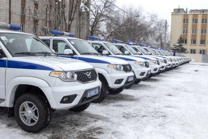 Волгоградским полицейским вручили ключи от новых служебных  автомобилей