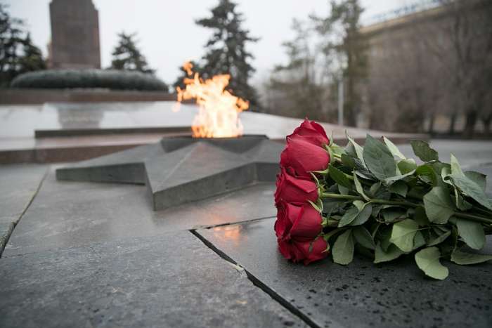 Губернатор Волгоградской области Андрей Бочаров 23 февраля почтил память защитников Отечества