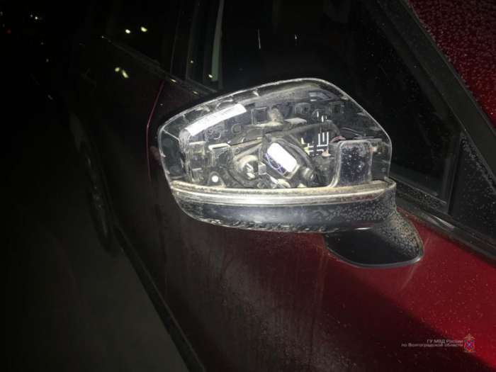 В Волгоградской области полицейские  задержали  подростка ,разбившего стекло чужого  автомобиля