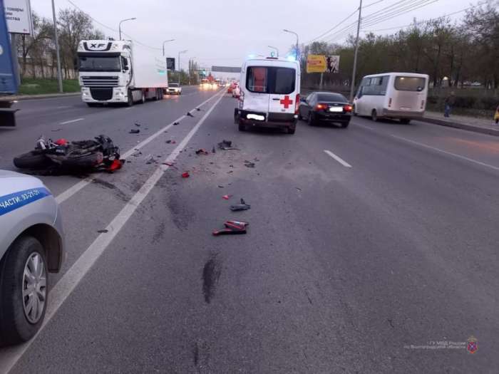 В Волгограде мотоциклист столкнулся  с автомобилем  и оказался в больнице