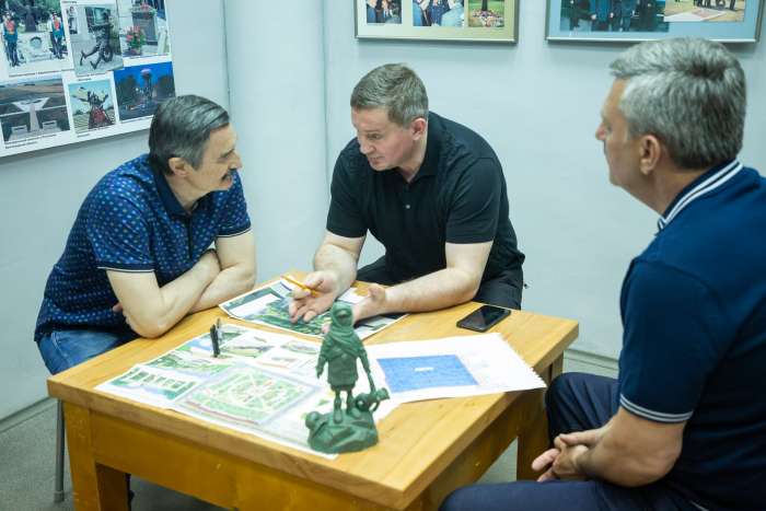 Губернатор Андрей Бочаров и скульптор Сергей Щербаков обсудили благоустройство Волгограда