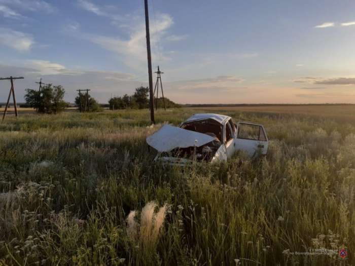 В Волгоградской области автомобиль«Daewoo Nexia » съехал в кювет и перевернулся : водитель погиб