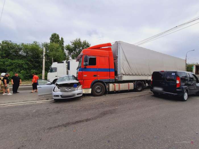 Женщина-водитель пострадала в ДТП с фурой в Волгограде