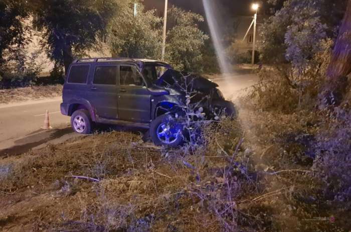 В Волгоградской области автомобиль «УАЗ Патриот» врезался в дерево : пострадали водитель и пассажиры