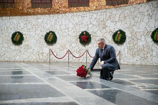 Губернатор Андрей Бочаров  возложил цветы на Мамаевом  кургане, почтив   память жертв массированной бомбардировки Сталинграда