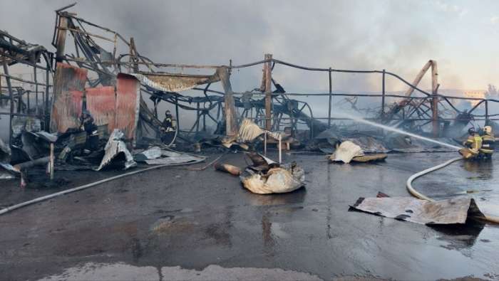 В Волгоградской области локализован пожар на площади 7 тыс кв.м  на рынке в Волжском