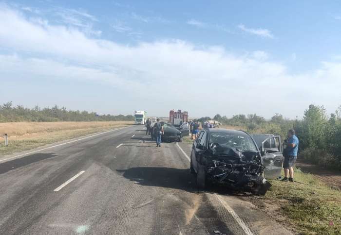 На трассе в Волгоградской области   в ДТП погиб  один человек, пять пострадали