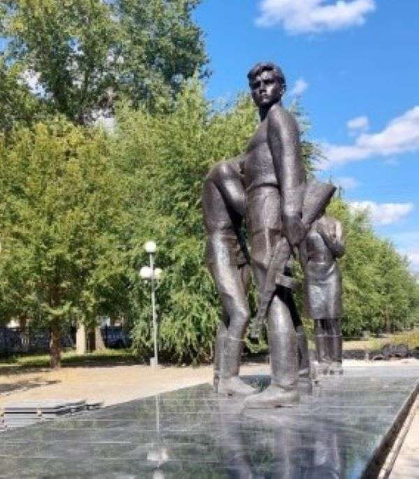 В Волгограде начались работы по облицовке памятника комсомольцам-защитникам Сталинграда