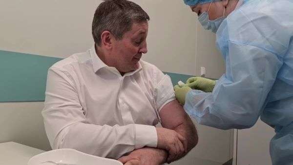 Губернатор Андрей Бочаров сделал прививку от гриппа