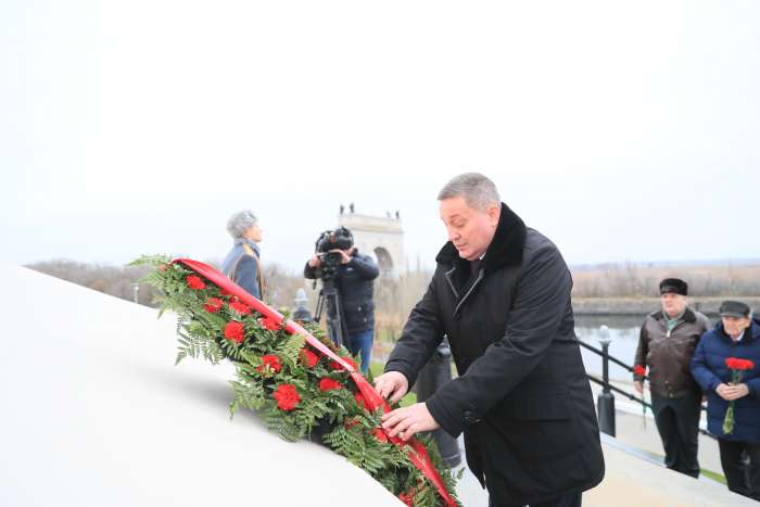 Губернатор Андрей Бочаров  почтил память защитников Отечества