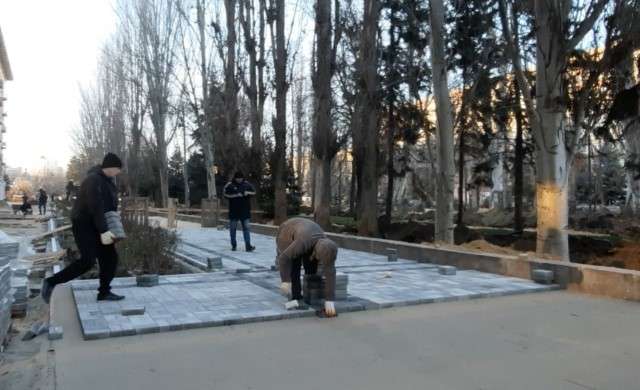 На  Аллее Героев  в Волгограде специалисты приступили к мощению плитки  на пешеходной территории