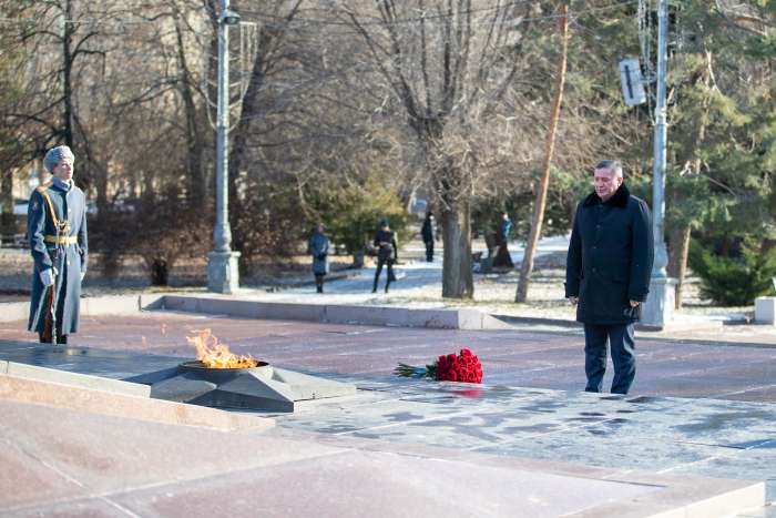 Губернатор Андрей Бочаров  возложил цветы  к Вечному огню на Аллее Героев в Волгограде