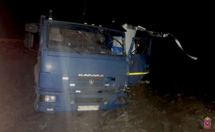 В Волгоградской области при  лобовом столкновении двух грузовиков погиб водитель фургона