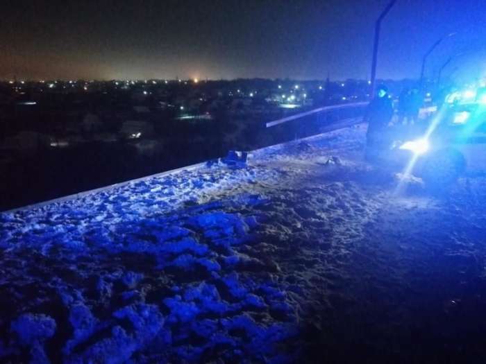 В Волгограде с моста 40-метровой высоты упал грузовик