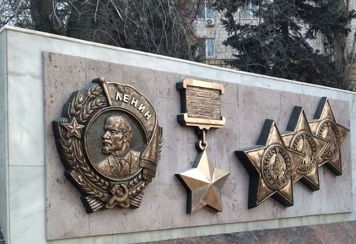 На  стелы мемориала на Аллее Героев  в Волгограде  вернули макеты орденов и медалей