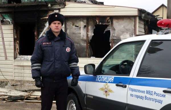 На юге Волгограда инспектор ДПС спас  семью с детьми из горящего дома