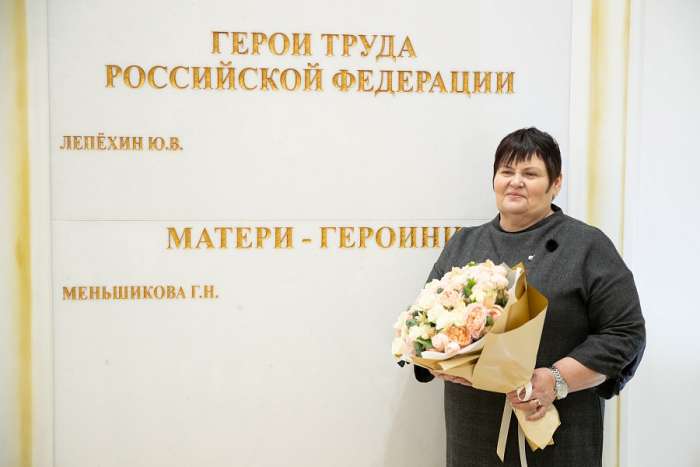 Владимир Устинов и Андрей Бочаров вручили жительнице Волгоградской области  награду "Мать-героиня"