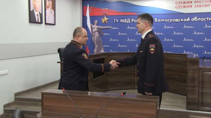 В Волгоградской области наградили инспектора ДПС, спасшего при пожаре  семью