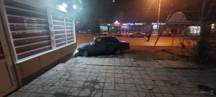 В Волгограде автомобиль «ВАЗ» врезался в «Лада Икс Рей » и в   здание магазина