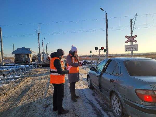 Волгоградские железнодорожники напомнили водителям о правилах пересечения переездов