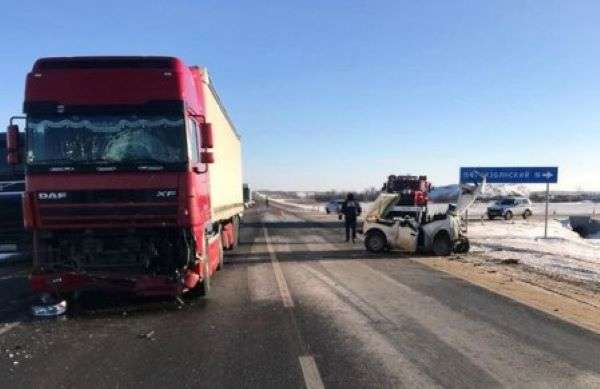 В Калачевском районе при столкновении грузовика и  ВАЗа погиб пассажир  легкового автомобиля
