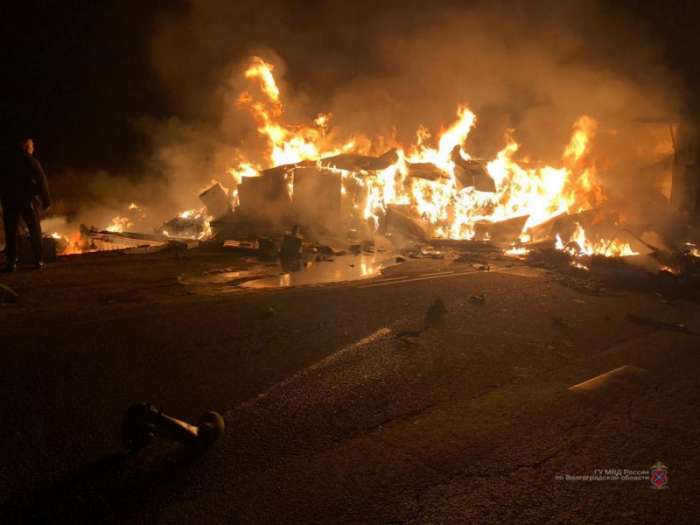 В Волгоградской области при  лобовом столкновении загорелись два грузовика