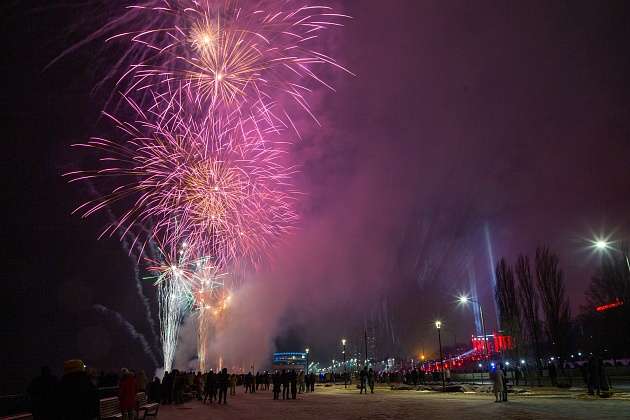 Артиллерийским салютом и ярким фейерверком завершились  мероприятия, посвящённые 80-летию Сталинградской Победы