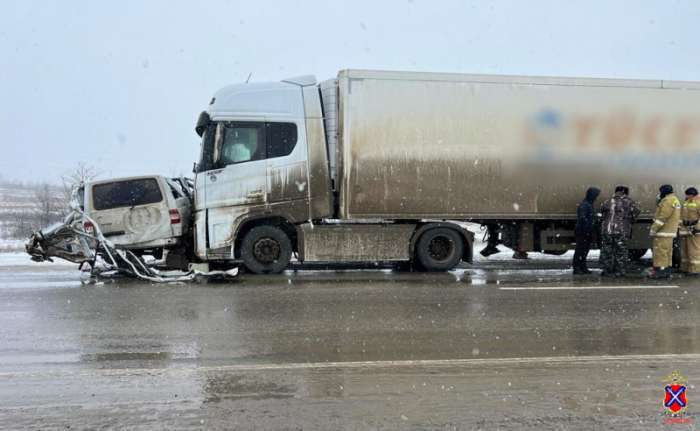 В Волгоградской области в ДТП с  двумя  грузовиками  погиб 22-летний водитель внедорожника