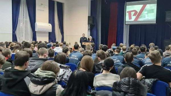 В Волгограде полицейские провели профилактическую беседу с молодежью