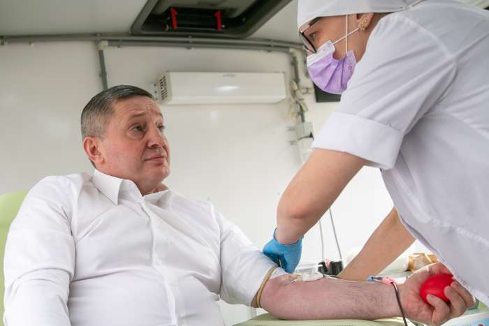 Губернатор Волгоградской области Андрей Бочаров сдал кровь для участников СВО
