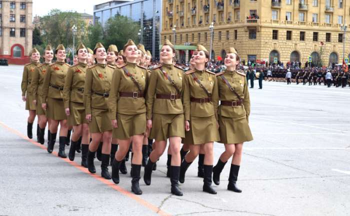 В  Волгограде 9 мая по площади Павших Борцов   прошли парадные расчеты волгоградской полиции