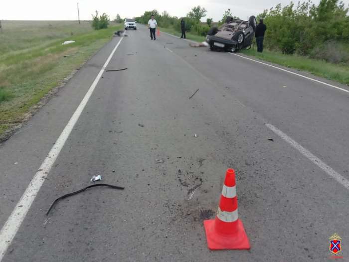 В Волгоградской области в  опрокинувшейся  легковушке  погибли две женщины