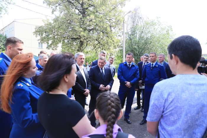 В Волгограде замгенпрокурора РФ Андрей Кикоть встретился с жильцами аварийных домов
