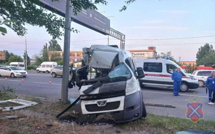В Волгограде   микроавтобус врезался  в  столб:  погиб пассажир